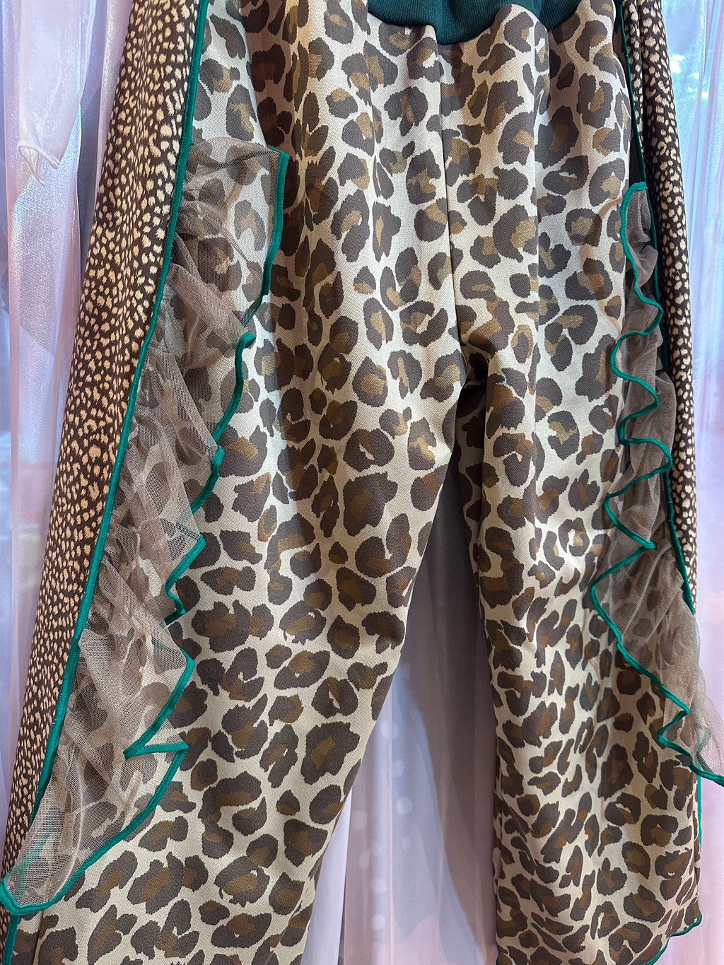 チュール付きヒョウ柄パンツ