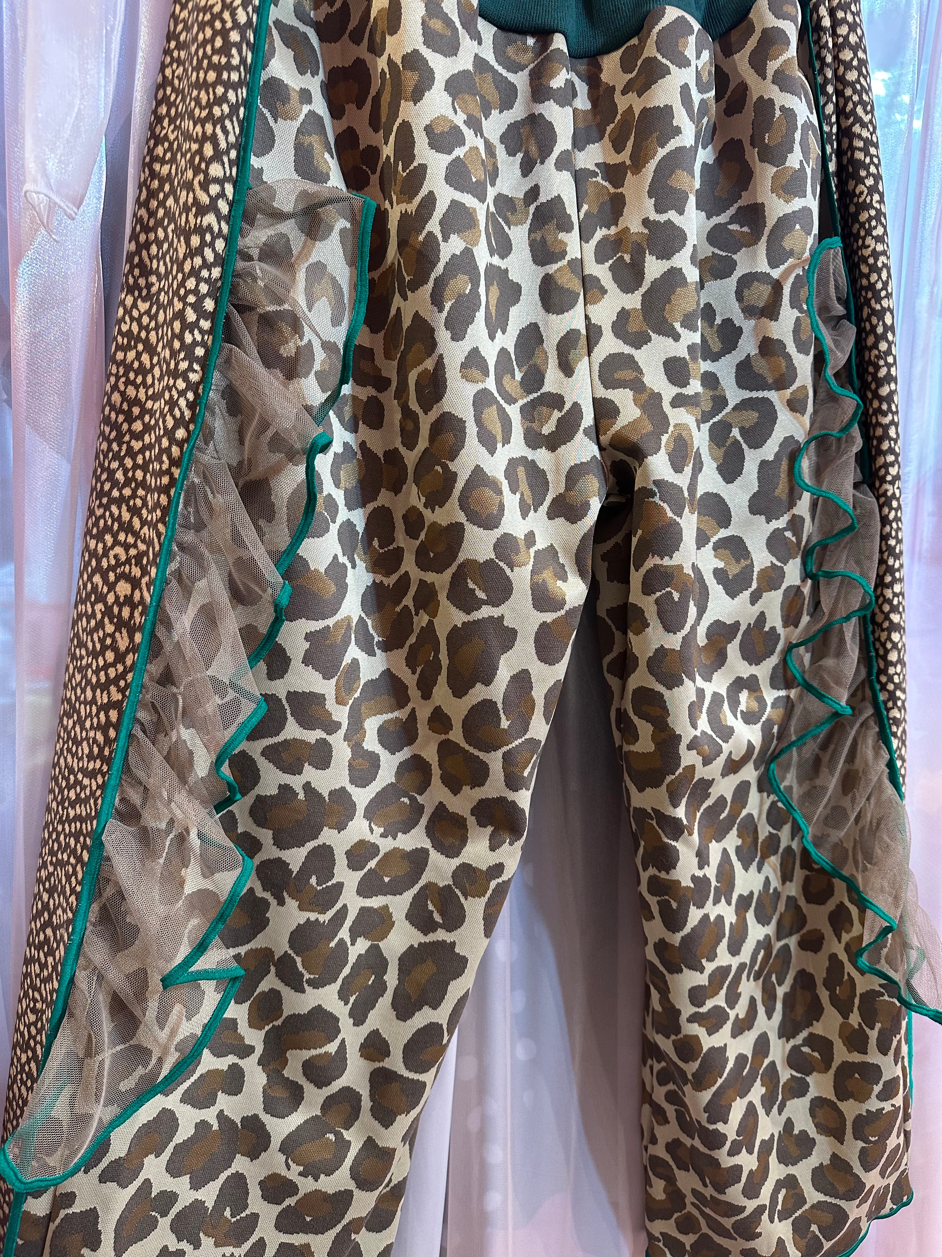 チュール付きヒョウ柄パンツ