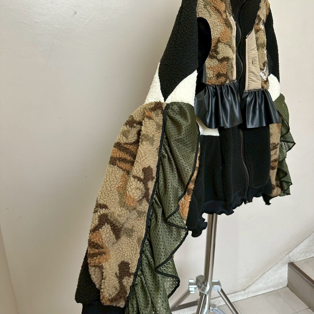 ヒョウ刺繍カモフラージュシェルパジャケット