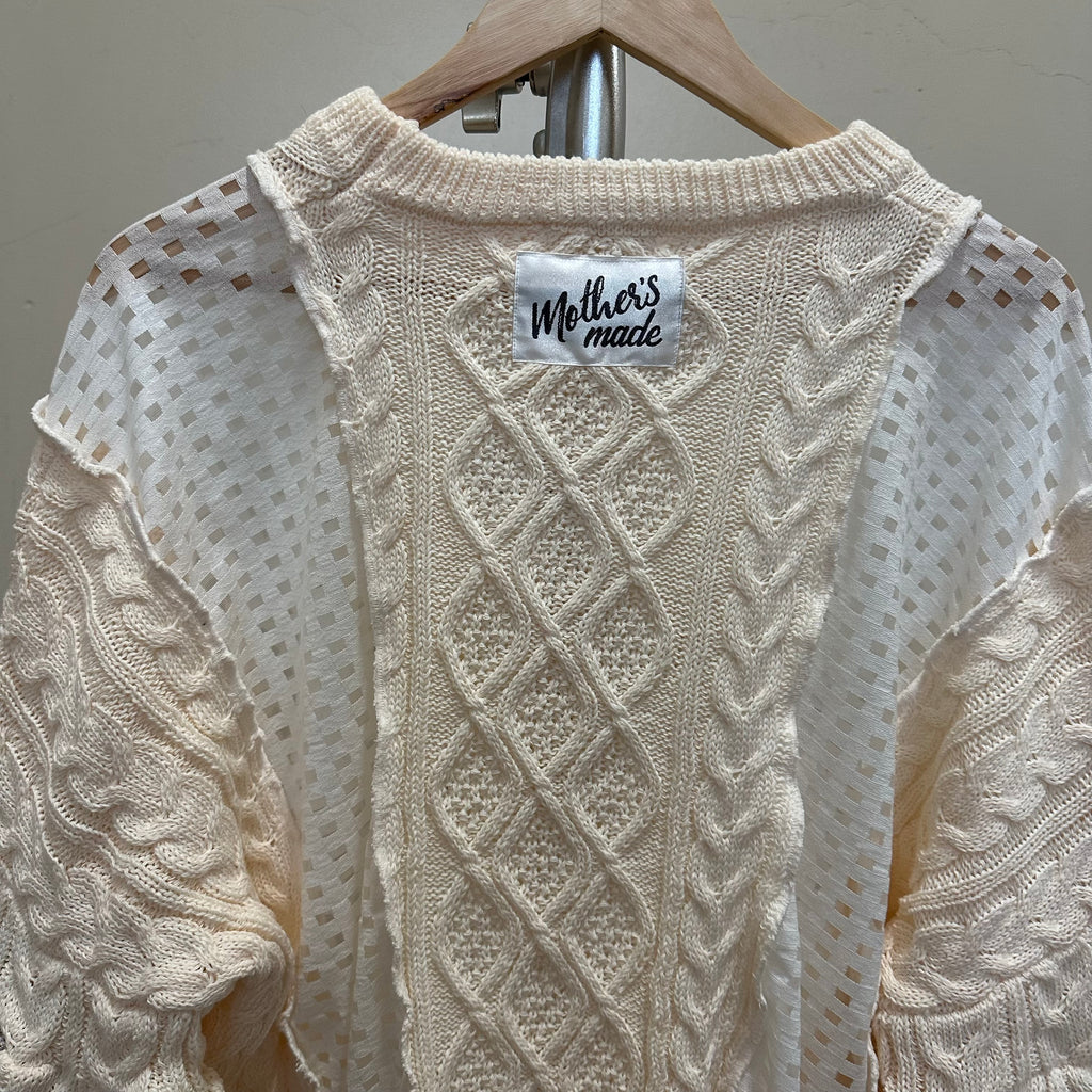 パッチワーク袖のニットセーター