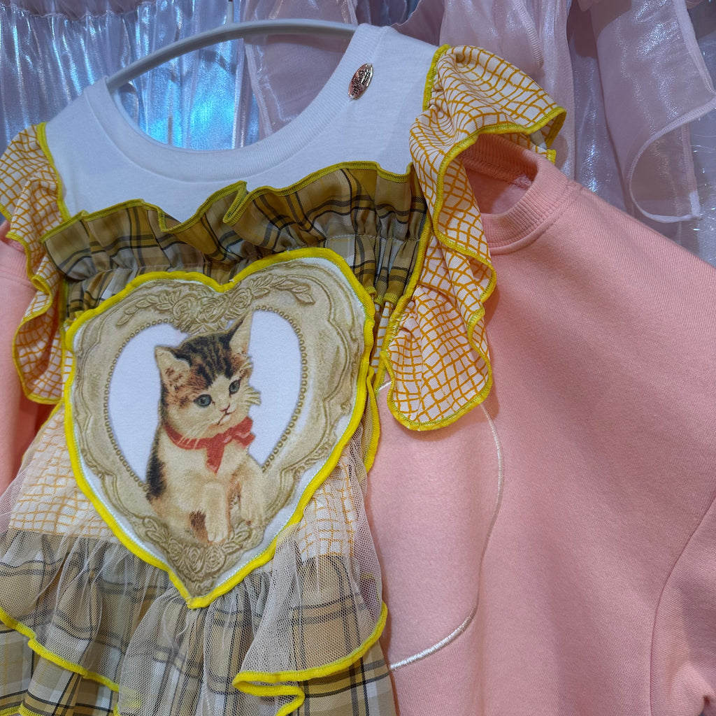 黄色のチェック柄とピンクの猫柄のスウェットシャツ