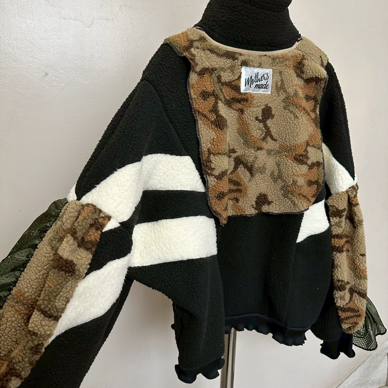 ヒョウ刺繍カモフラージュシェルパジャケット