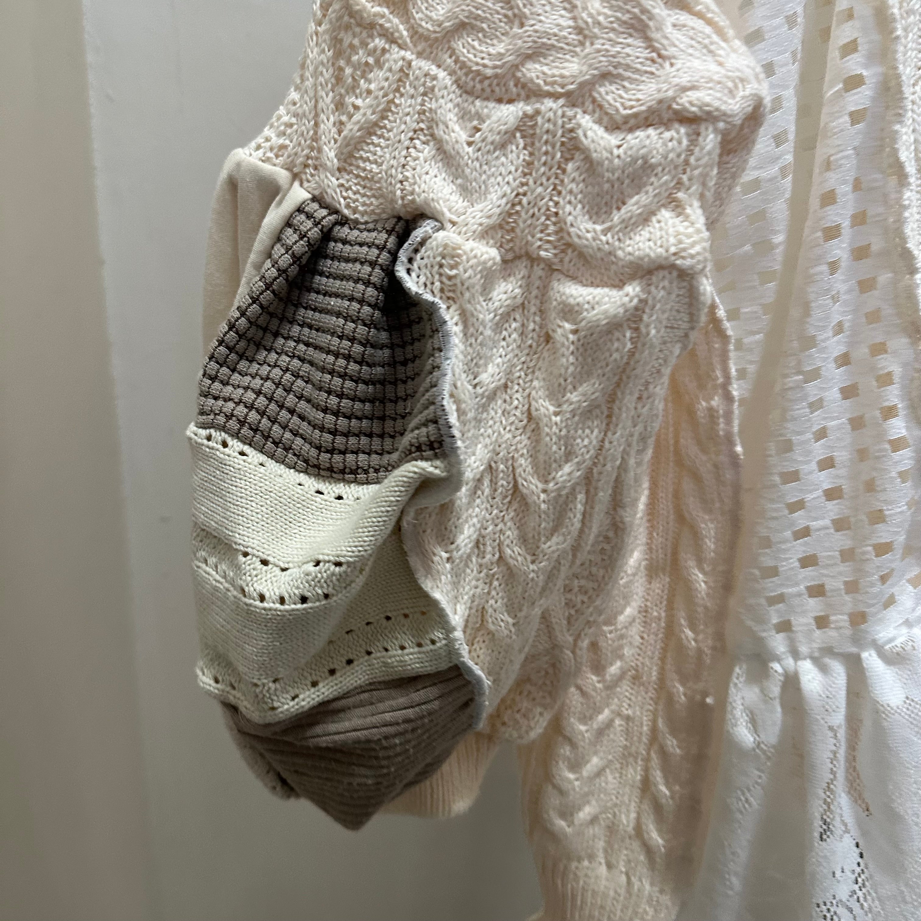 パッチワーク袖のニットセーター