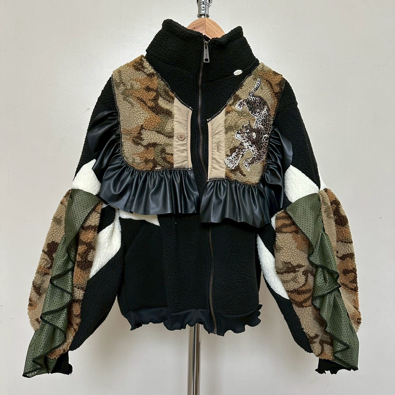 ヒョウ刺繍カモフラージュシェルパジャケット