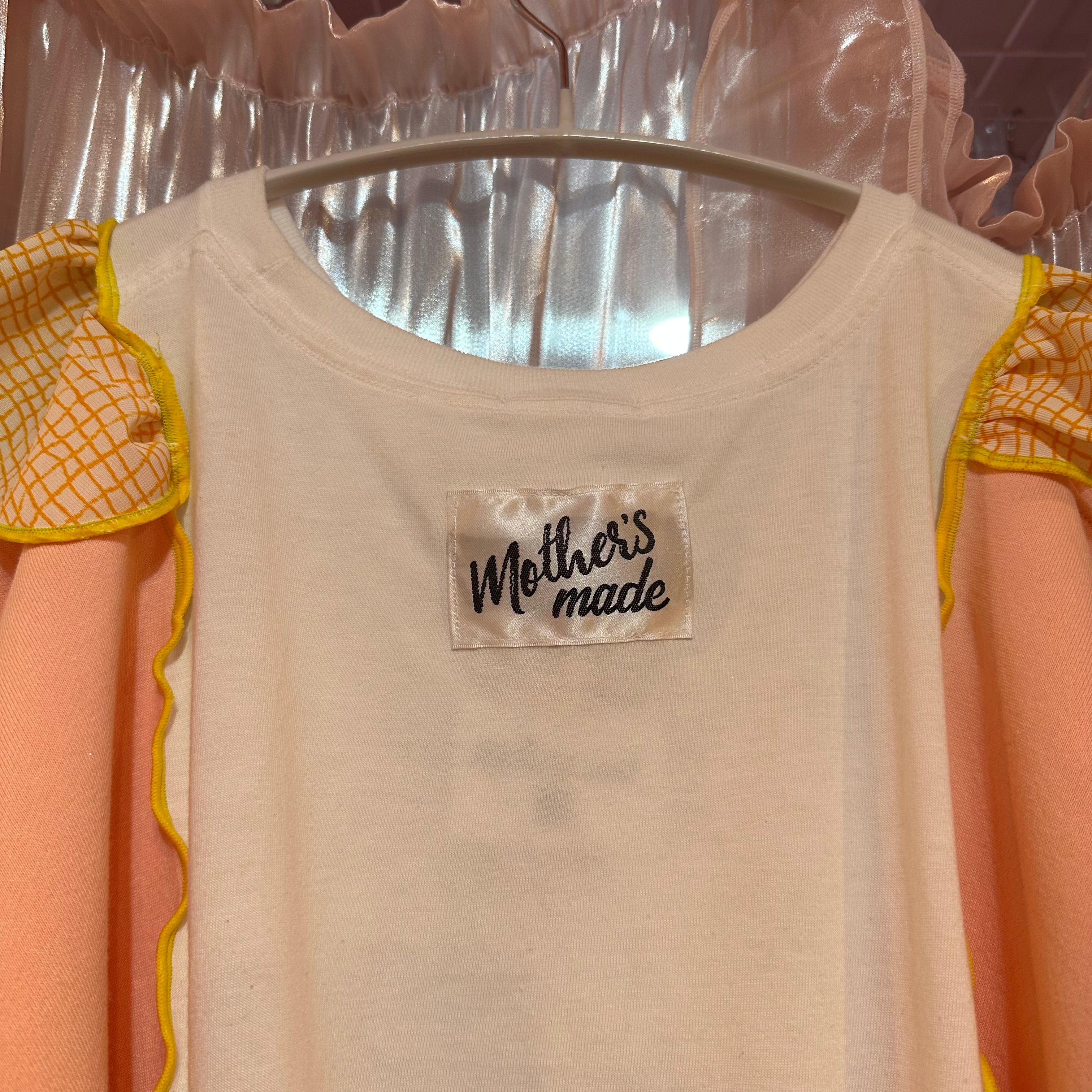 黄色のチェック柄とピンクの猫柄のスウェットシャツ