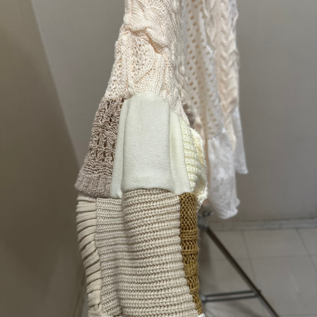 パッチワーク袖のニットセーター