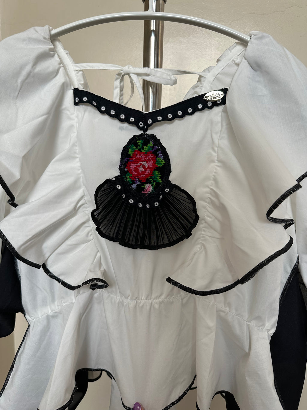 ブラックメッシュフリル白トップス