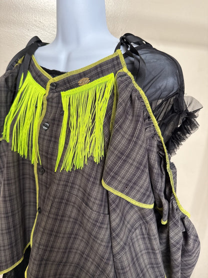 503239　肩リボンフリンジフリル2wayシャツ　（茶色に黒チェック）　　Tussles attached plaid tops