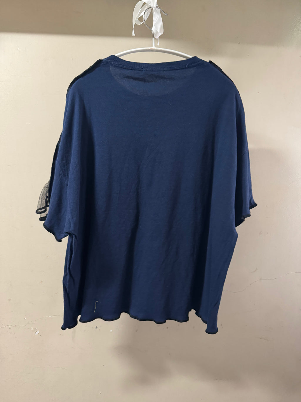 肩フリル付き半袖Tシャツ