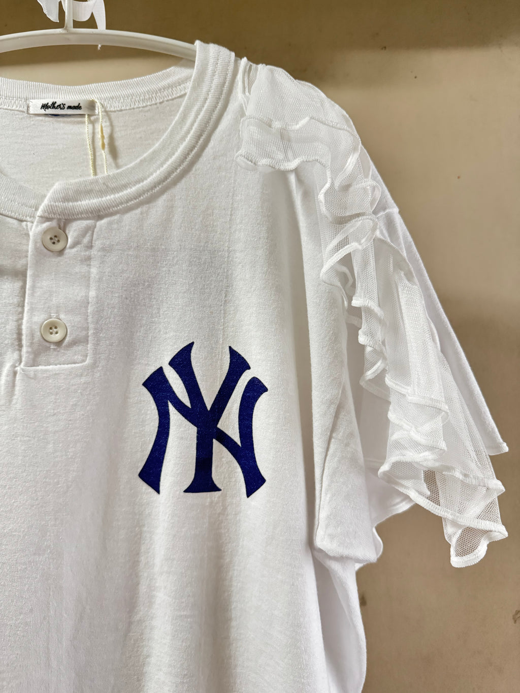 肩フリル付き半袖Tシャツ