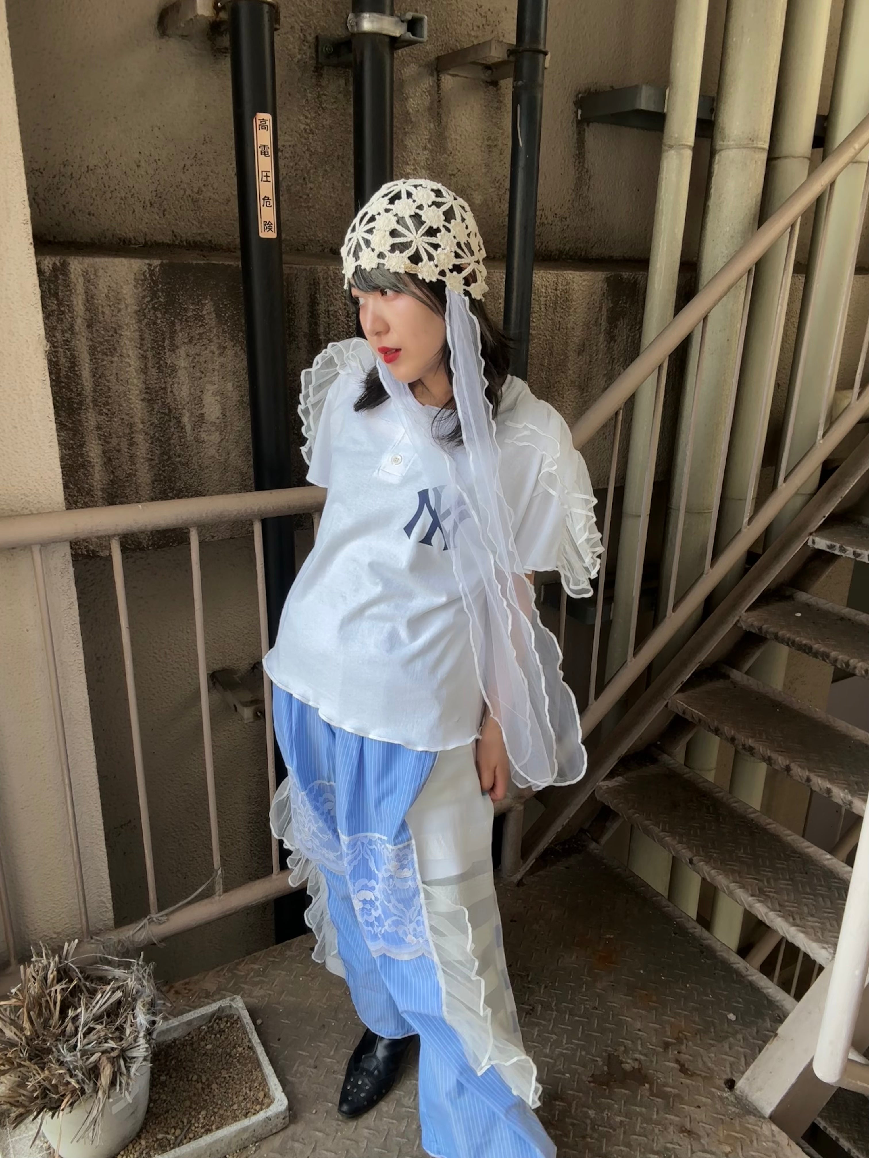 肩フリル付き半袖Tシャツ