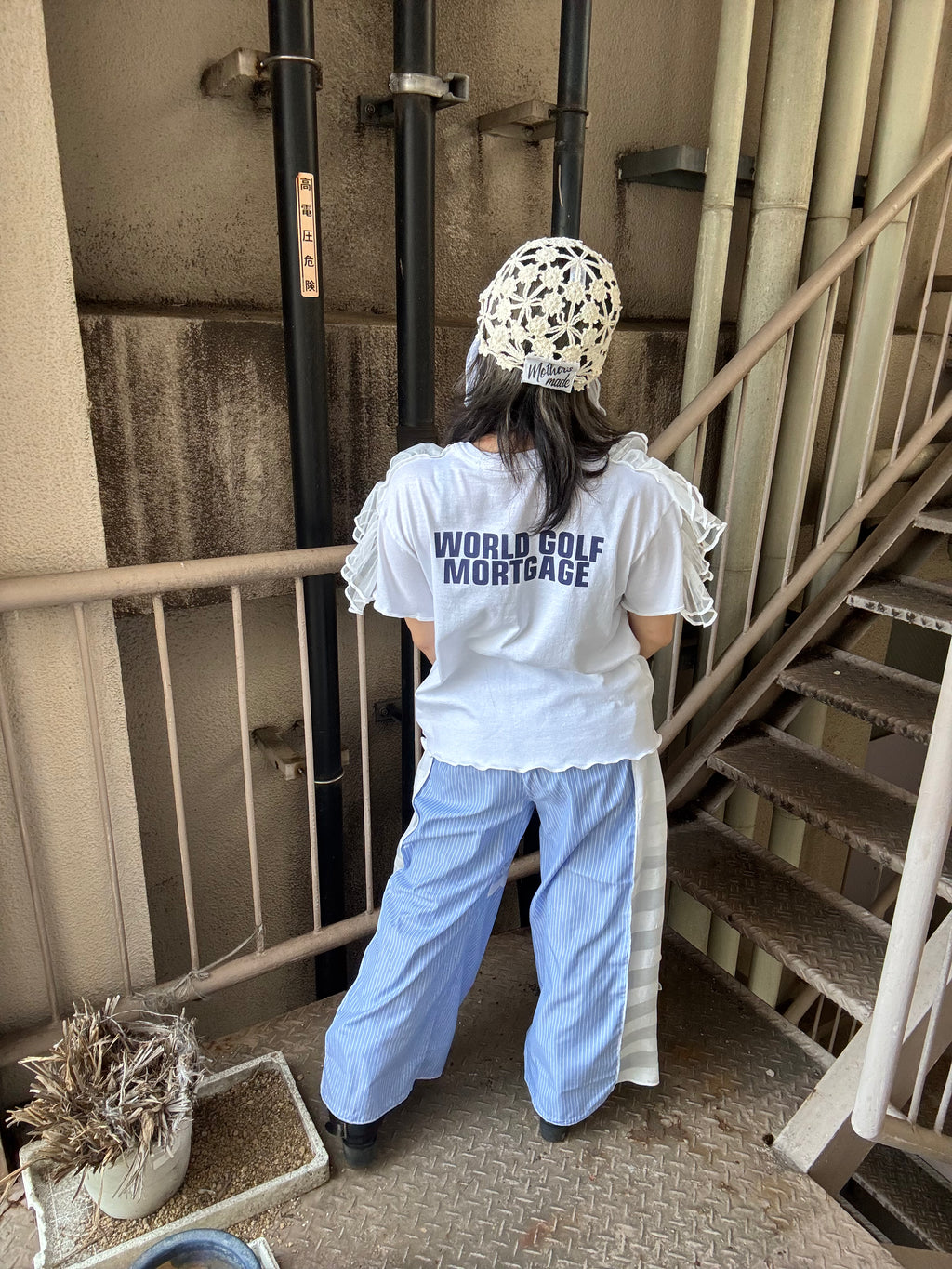 肩フリル付き半袖Tシャツ