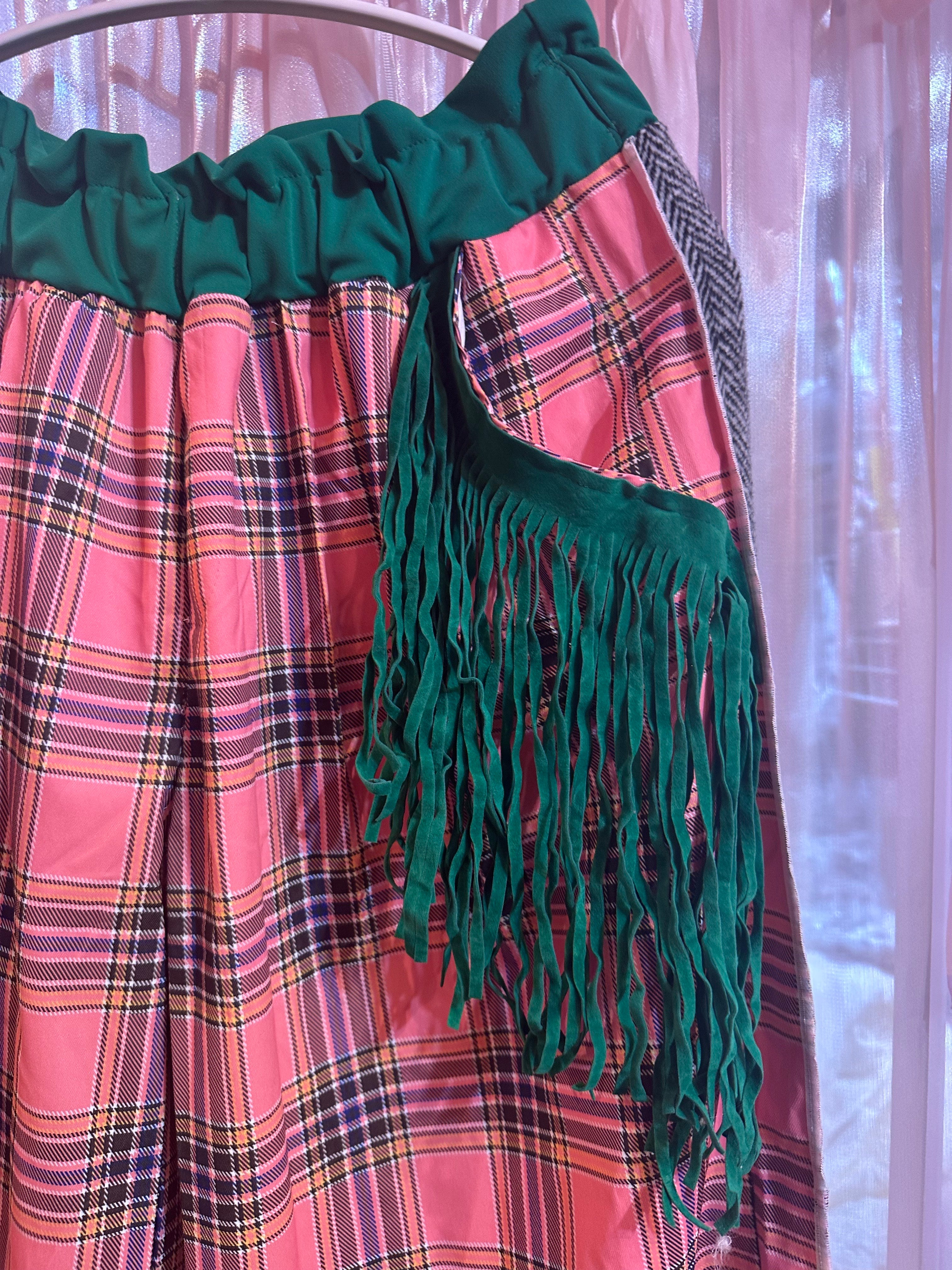 緑フリンジが付いたピンクのチェック柄パンツ