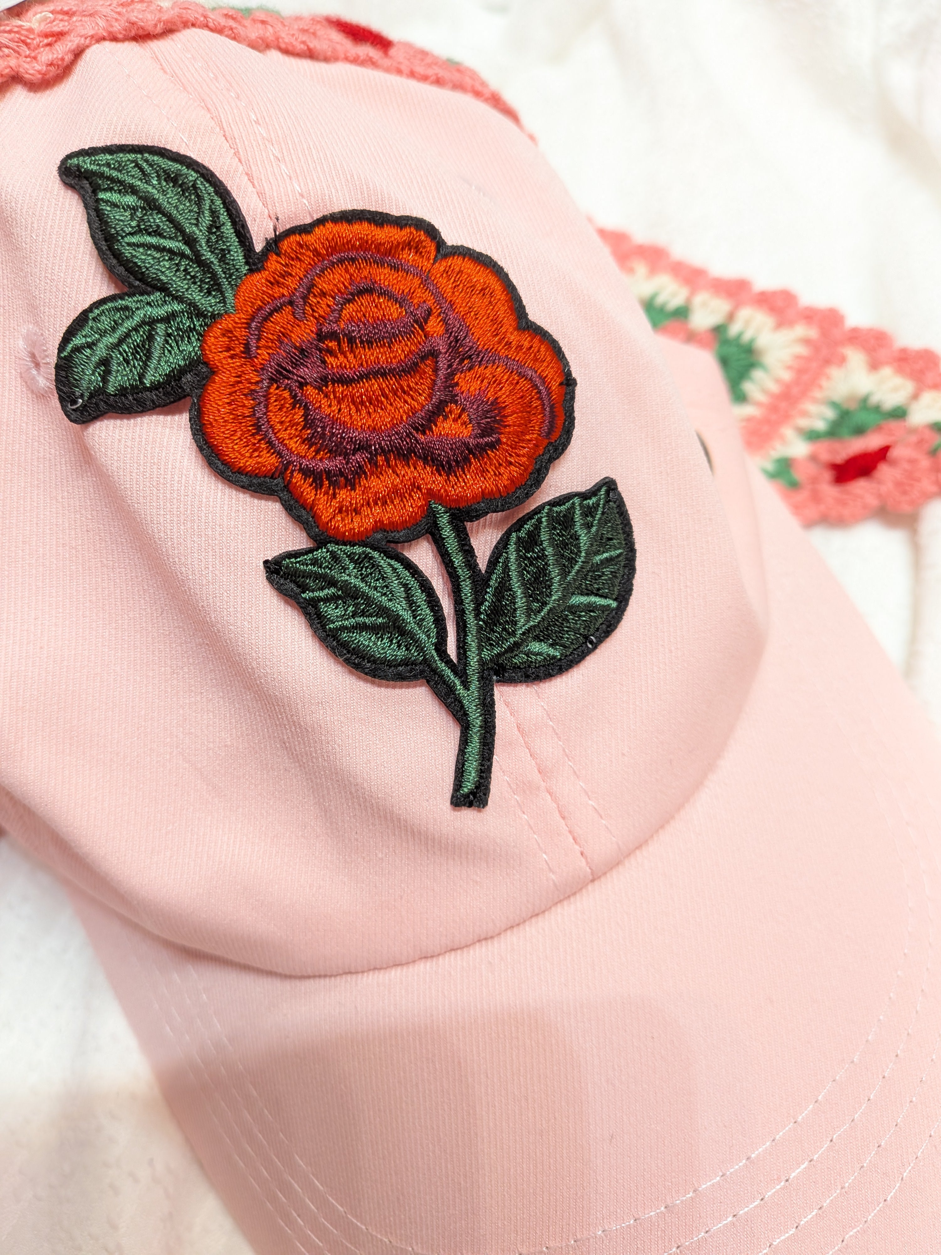バラ刺繍ワッペンピンクキャップ