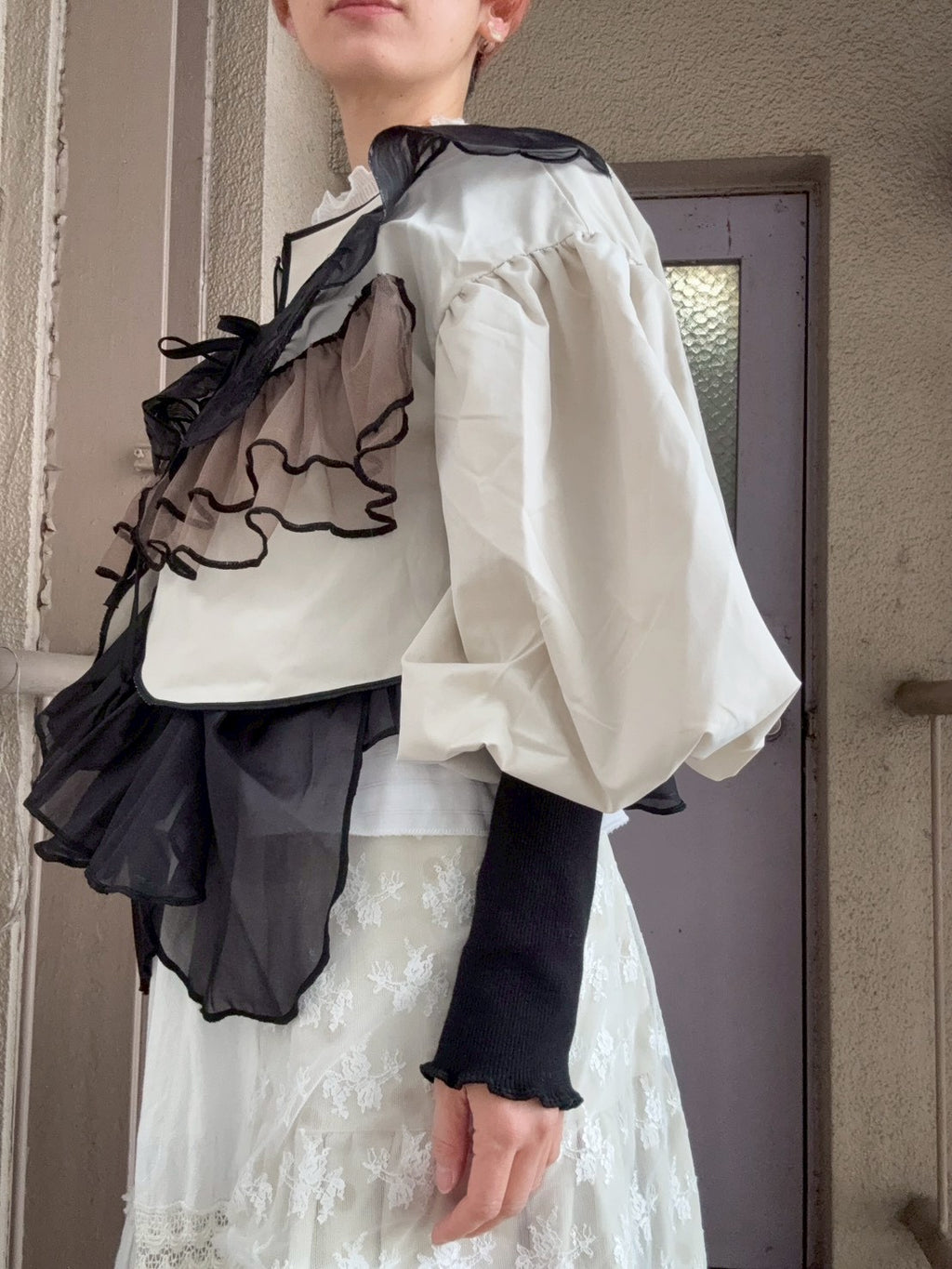 黒レース＆袖口リブのベージュショートアウター