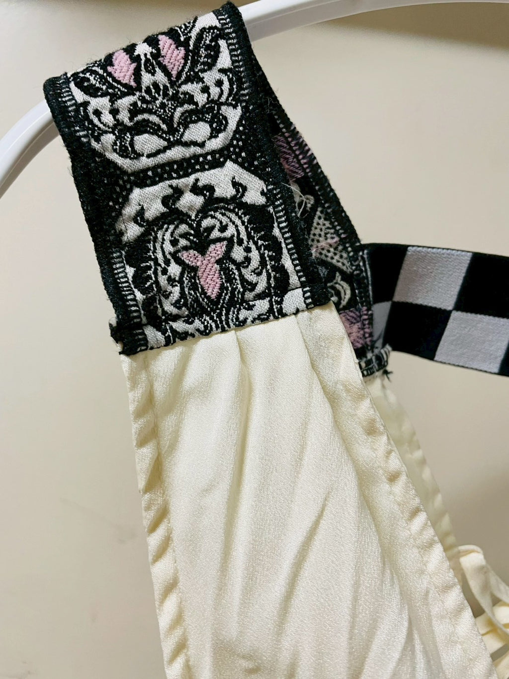 シフォンフリル＆模様テープ使いキャミソール
