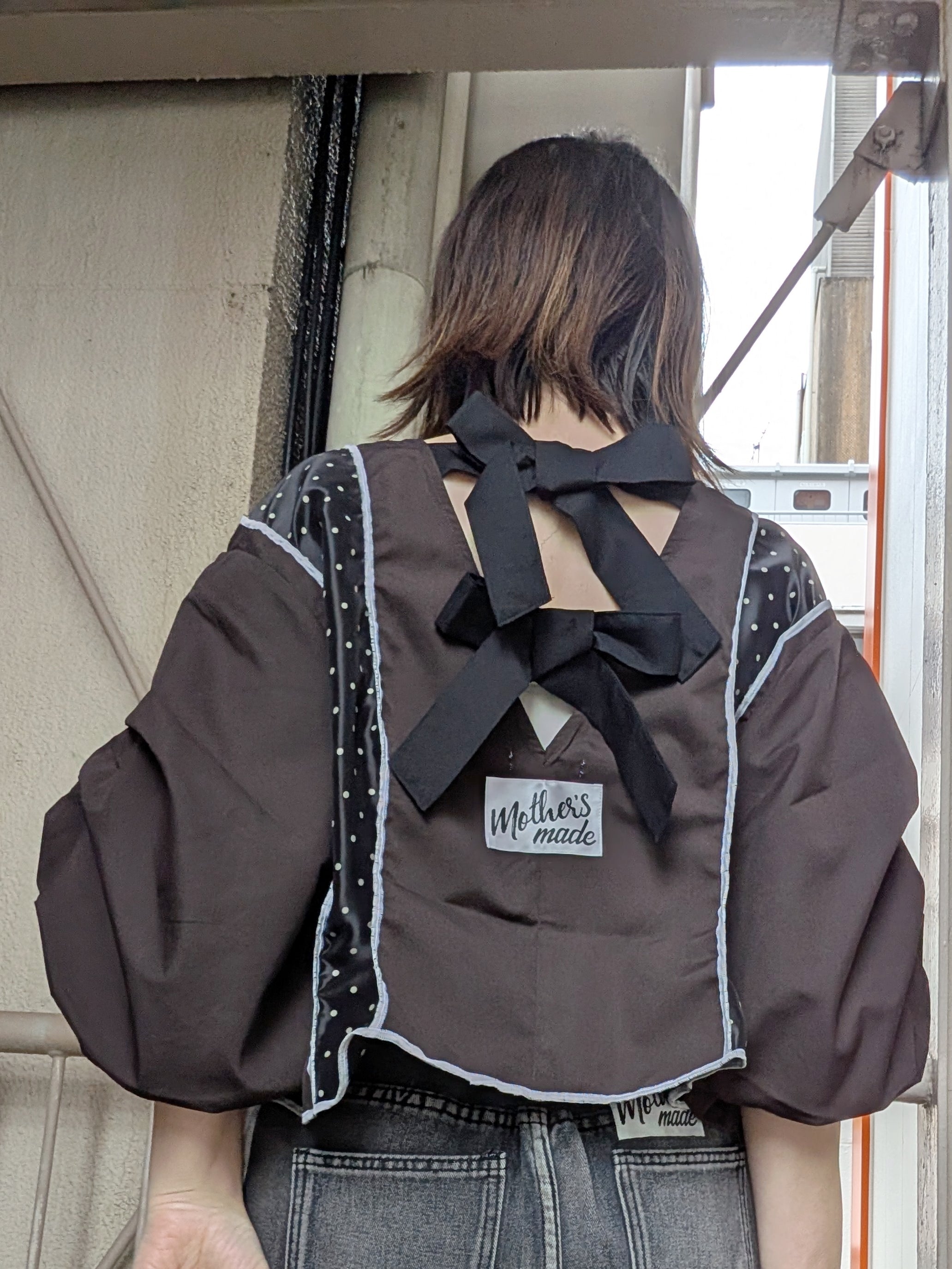 模様レース付き後ろリボン黒トップス