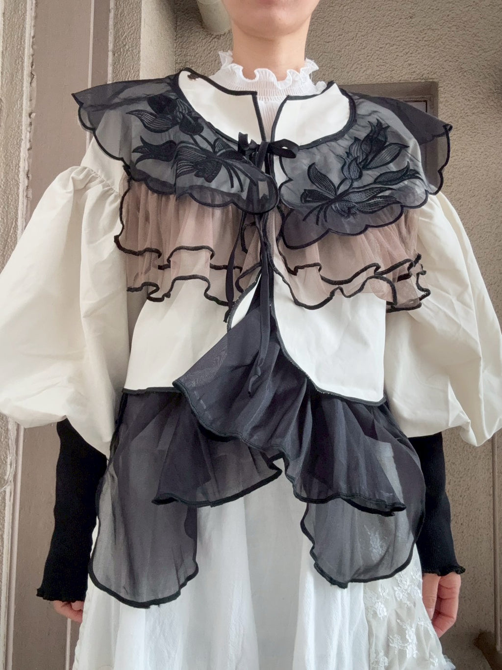 黒レース＆袖口リブのベージュショートアウター